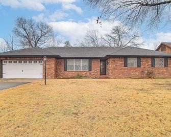 Right Off Route 66 Retro Vinita Home with Game Room - Vinita - Gebouw