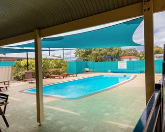 Busselton Villas & Glamping Village - Busselton - Pool