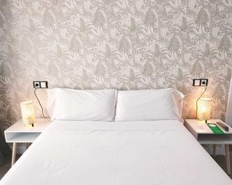 Hostal Gonzala by gaiarooms - Salamanca - Bedroom