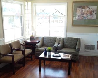 Holiday Lodge - Port Angeles - Living room