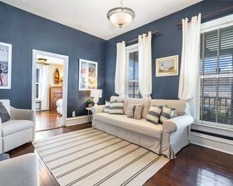 Downstairs 2 Bedroom Apt- Pet Friendly- walking distance to beach & shops - Michigan City - Living room