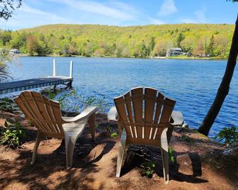 Quiet private pond getaway - New Ipswich - Patio