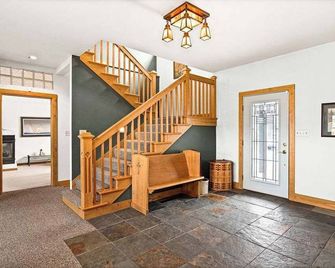 Luxury Vineyard Home Near Spirit Mountain Duluth - 바넘 - 계단