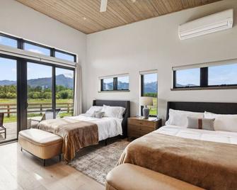 Mara Luxury Cabin- Maple - Hamilton - Schlafzimmer