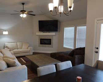 Modern 3br Home Near Hospital & Navarro College - Corsicana - Huiskamer