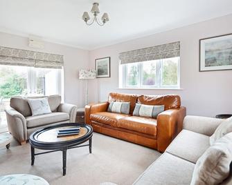 Amber Lodge - 3 bedroom bungalow with hot tub - Alfreton - Living room