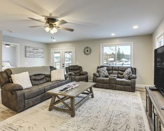 Riverfront Michigan Cottage with Fire Pit and Kayaks! - Beaverton - Living room