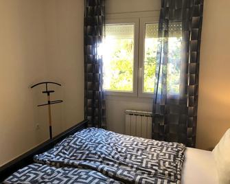 Vilacolum Costa Brava For families Nice, quiet apartment, 5 people, animals OK - Torroella de Fluvià - Habitación