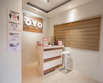 OYO 605 The Quarters - Manila - Front desk
