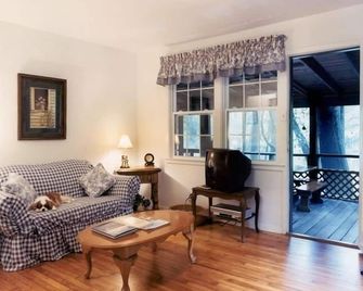 Relax on a Beautiful River in a Natural Florida Setting - Crawfordville - Living room