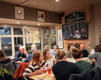 The White Hart Inn - צ'לטנהאם - מסעדה