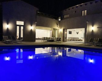 Beautiful, spacious home w infinity pool - amazing views, close Malibu beaches. - Agoura Hills - Zwembad
