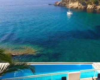 Hotel La Calanque - Cavalaire-sur-Mer - Zwembad
