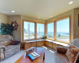 Oceanview home w/ Jetted tub and great location - near the port and beach access - Port Orford - Sala de estar