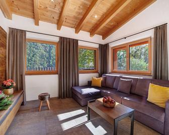 Chalet 'Hortensie' with Mountain View, Shared Pool and Wi-Fi - Riffiano - Wohnzimmer