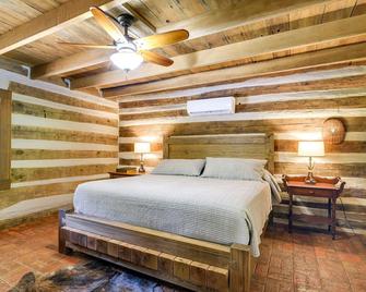 Glasgow Getaway w/ Patio, Fireplace & Grill! - Glasgow