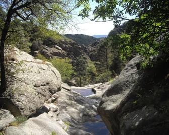 In the heart of the Haut Languedoc gite sleeps 4 detached house with 2 mountain bikes - Prémian - Edificio