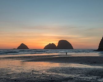 Luxury At Its Best~~4 Bedroom 3 1/2 Bath On Private 3 Hole Golf Course - Tillamook - Praia