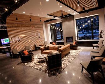 Deluxe Queens ADA Hearing and Mobility Accessible w/roll-in shower -Free Wifi - Lititz - Lounge