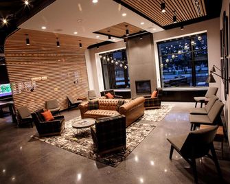 Deluxe Queens ADA Hearing and Mobility Accessible w/roll-in shower -Free Wifi - Lititz - Lounge