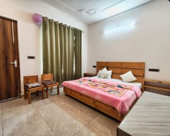 Hotel La Atharva Residency - Pālampur - Спальня