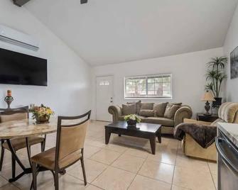 ৎ୭Bright & Gorgeous Canoga Park Guesthouseৎ୭ - Los Angeles - Living room