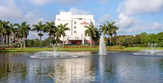 Hawthorn Suites by Wyndham West Palm Beach - West Palm Beach - Building