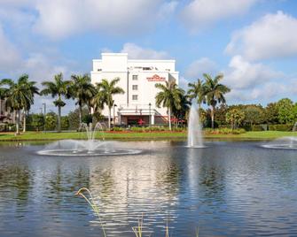 Hawthorn Suites by Wyndham West Palm Beach - West Palm Beach - Gebäude