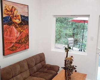 Madrona Cabin 1-bedroom cabin in Sequim - Sequim - Living room