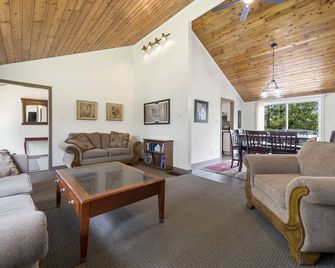 Waterfront family retreat. - South River - Living room