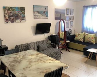 Want A Relaxing Stay In San Juan? Visit R Retreat Today! - Tanauan - Living room
