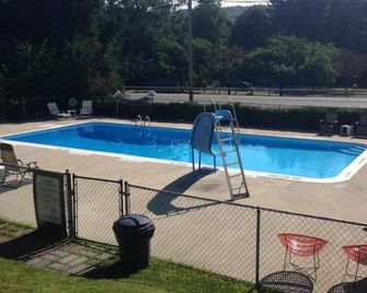 Countryside Inn - Lake George - Piscina