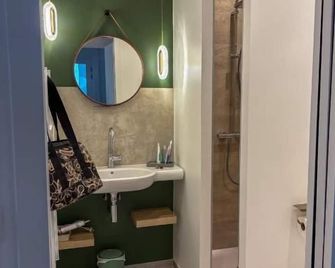 Maison sol en ciel Petit Dejeuner et Parking inclus - Aigues-Mortes - Badkamer