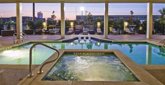 โรงแรมอินดิโก วาโก - เบย์เลอร์ - เครือโรงแรมไอเอชจี - วาโก - สระว่ายน้ำ