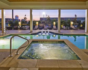 Hotel Indigo Waco - Baylor - Waco - Pool