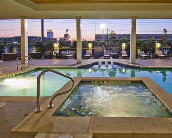 Hotel Indigo Waco - Baylor by IHG - Waco - Bể bơi