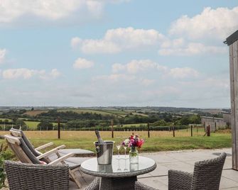 The Pennymoor, Romantic, With Hot Tub In Tiverton - Tiverton - Patio