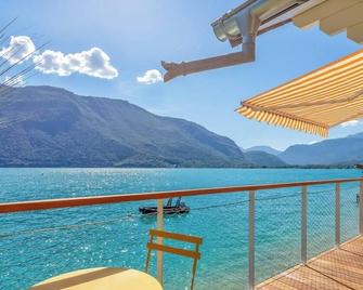 Chalet Coquillage Waterfront Escape On Lake - Doussard - Balcon