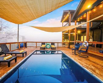 Riverfront | Heated Pool, Slide, Kayaks & Fishing! Sleeps 12 - Golden - Pool