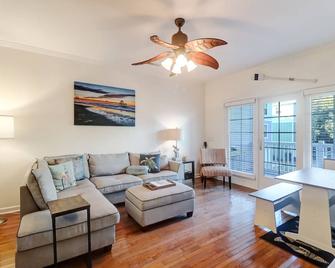 River & Marsh Views - Pool, Walk to Downtown Folly - Folly Beach - Sala de estar