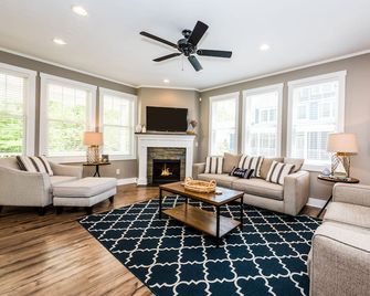 CLEAN family friendly and spacious, w/golf cart. Sleeps 12, 5 bedroom, 3.5 bath. - Michigan City - Wohnzimmer