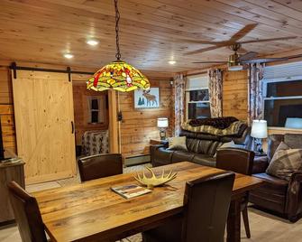 Pinecone Place - A True North Vacation Home - Long Lake - Comedor