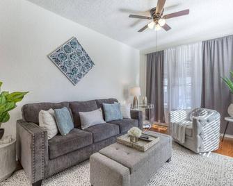 Carson Flats Apt 1 - 1br Near Bok, Osu Med, Dtwn - Tulsa - Living room