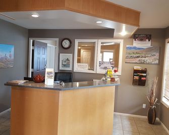 Avalon Inn - Osoyoos - Front desk