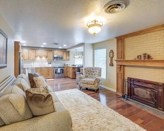 Peaceful Artesia Vacation Rental with Orchard Views! - Artesia - Wohnzimmer
