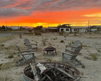 Spacious desert abode ready for you! Centrally located between BBNP and Davis Mt - Marathon