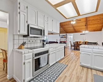 Spacious home near Yosemite! Ping Pong, basketball - Coarsegold - Cocina