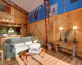 Peaceful Berkeley Springs Home Escape to Nature! - Berkeley Springs - Living room