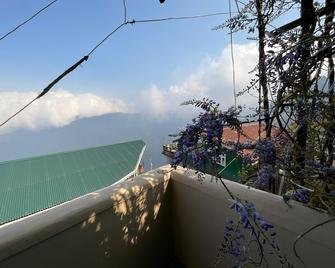 Hotel Long Island - Darjeeling - Balcón