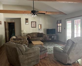 Remote Cabin on Sugar Creek Near Wolf Pen Gap-Ouachita National Forest - Mena - Wohnzimmer